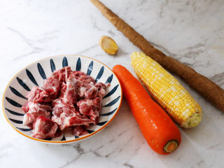 1、玉米胡萝卜山药排骨汤,准备好材料