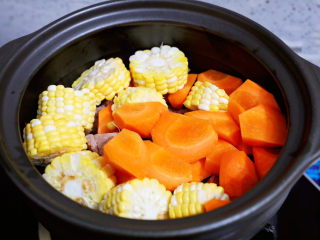 6、玉米胡萝卜山药排骨汤,加入胡萝卜和玉米