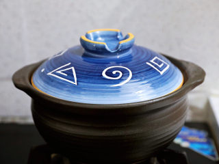 9、玉米胡萝卜山药排骨汤,转小火慢炖30分钟