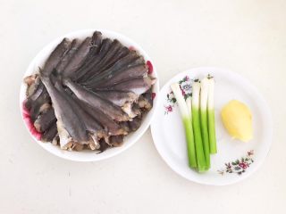 1、香煎无头小黄花鱼,准备食材：把小黄花鱼的鱼头剪掉，大葱和鲜姜