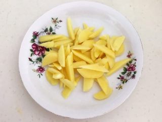2、香煎无头小黄花鱼,把鲜姜切成小片
