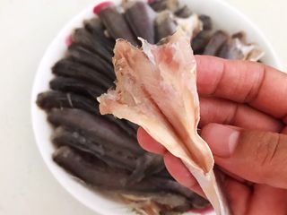 4、香煎无头小黄花鱼,刮去鱼鳞，鱼头含铅量比较大，因此要剪掉小黄鱼的头，把鱼腹洗里干净