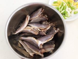 5、香煎无头小黄花鱼,把小黄花鱼放入一个大碗里