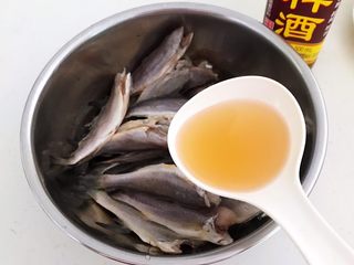 6、香煎无头小黄花鱼,加入料酒