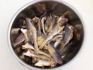 9、香煎无头小黄花鱼,在小黄花鱼里加入白胡椒粉