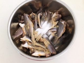 10、香煎无头小黄花鱼,加入精盐