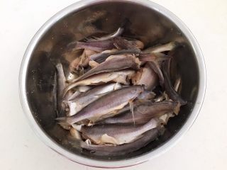 11、香煎无头小黄花鱼,用手抓匀