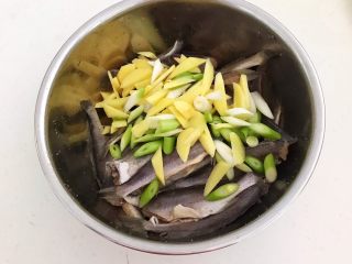 12、香煎无头小黄花鱼,加入姜片和葱段