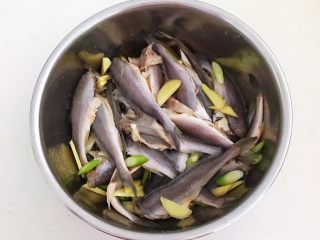 13、香煎无头小黄花鱼,调匀