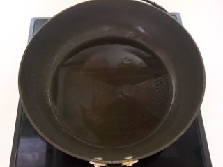 15、香煎无头小黄花鱼,炒锅烧热后加入大豆色拉油