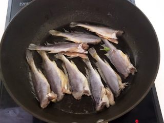 16、香煎无头小黄花鱼,油烧热后加入腌制入味的小黄花鱼