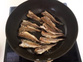 17、香煎无头小黄花鱼,全程小火煎制，一面金黄就翻面