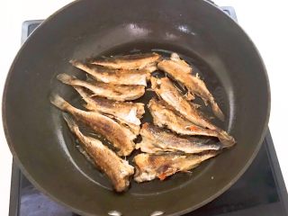 18、香煎无头小黄花鱼,煎至两面金黄即可