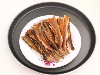 20、香煎无头小黄花鱼,香煎无头小黄花鱼外焦内软，鱼肉嫩滑鲜香，刺少肉多，底油少盐，非常好吃~