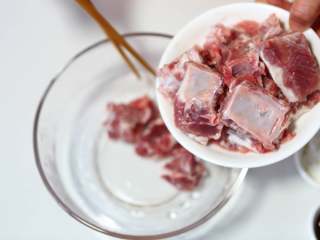 3、小米蒸排骨,猪肋排洗净沥水，放入碗中