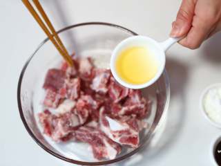 4、小米蒸排骨,加入盐、淀粉、生抽、料酒、豆瓣酱搅拌均匀，腌制1小时入味；