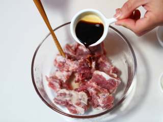 5、小米蒸排骨,加入盐、淀粉、生抽、料酒、豆瓣酱搅拌均匀，腌制1小时入味；