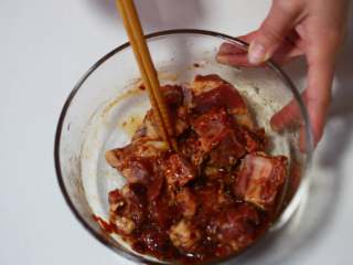 8、小米蒸排骨,加入盐、淀粉、生抽、料酒、豆瓣酱搅拌均匀，腌制1小时入味；
