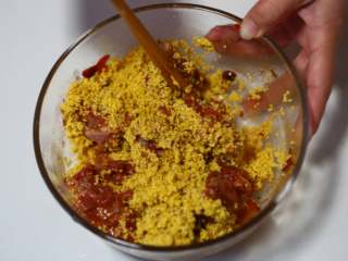 10、小米蒸排骨,将小米倒入腌制的排骨肉中，搅拌均匀