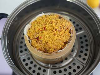 13、小米蒸排骨,汤锅中倒入水，大火烧开，放入蒸茏小米排骨，转小火蒸1小时