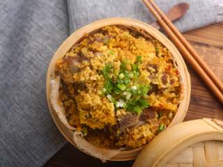 14、小米蒸排骨,待蒸好后撒上葱花即可