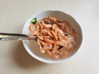 3、芦笋紫菜汤,虾皮也用水冲洗一下。