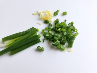 5、芦笋紫菜汤,小葱切成葱花，生姜切成姜末。