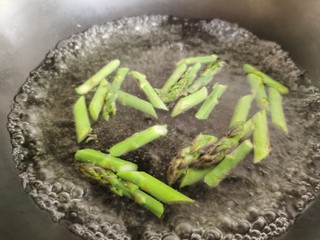 7、芦笋紫菜汤,锅里放水烧开，加入少许的食盐，然后放入芦笋焯水，这样焯出的芦笋会更加的翠绿。