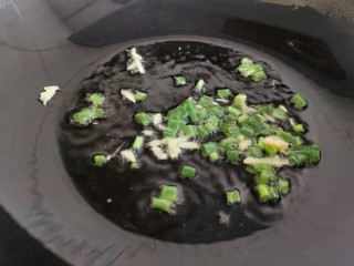 8、芦笋紫菜汤,炒锅放油烧热，加入葱姜爆香。