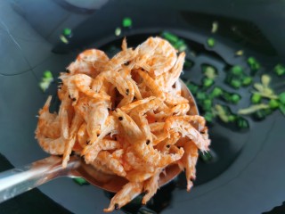 9、芦笋紫菜汤,放入虾皮炒出香味，虾皮要过油炒一下，才会没有腥味也更香。。