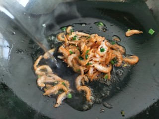 10、芦笋紫菜汤,加入适量的热水。