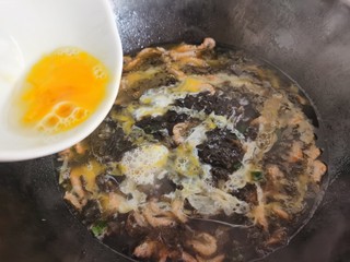 13、芦笋紫菜汤,紫菜汤烧开后，将蛋液一点点的倒入锅里形成蛋花。