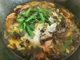 14、芦笋紫菜汤,最后加入焯好水的芦笋，煮开后即可关火。