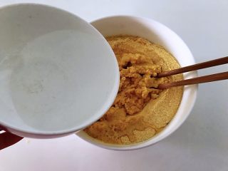 1、蔬菜窝窝头,将玉米面放入盆中，用开水和面，一面加水一面用筷子搅拌成絮状。用开水烫的原因是做出来松软好吃，会没有玉米面的粗糙感和苦涩感。