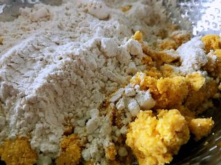 2、蔬菜窝窝头,和好的玉米面分一半出来放另一个盆中，加入普通面粉总量的一半，调味料的一半。