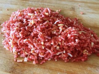 3、蔬菜窝窝头,胡萝卜切碎。