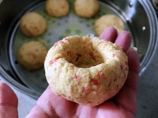 8、蔬菜窝窝头,用手揪下一小块，用左手的手心和右手的手指整形成窝窝头的样子，拿手指把窝头底部顶出一个小窝就可以了。