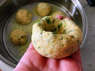 9、蔬菜窝窝头,做完胡萝卜的做菠菜的，如果面团很软为了防止粘手可以在手上抹一些油，做好后挨个放入蒸锅上。