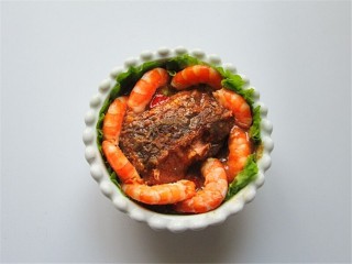 1、米菲兔杯子趣味餐,先将烹饪好的红烧咸鱼块和虾在杯子里码放整齐