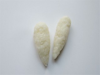 4、米菲兔杯子趣味餐,再取少许米饭用保鲜膜包起来揉成条做耳朵
