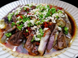 1、低脂系#清蒸油泼茄条#,蒜香浓郁低热量的油泼茄条。