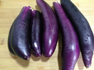 2、低脂系#清蒸油泼茄条#,紫皮茄子去蒂洗净。
