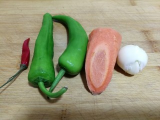5、低脂系#清蒸油泼茄条#,准备小米辣青椒，蒜头，胡萝卜。