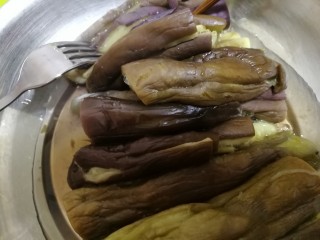 8、低脂系#清蒸油泼茄条#,用叉子或筷子分割成细条。