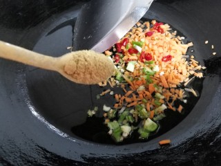 12、低脂系#清蒸油泼茄条#,放入半小勺13香。