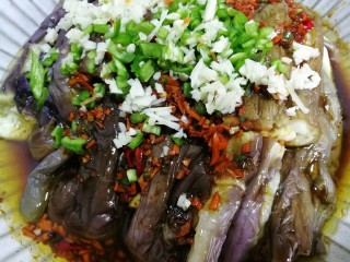 17、低脂系#清蒸油泼茄条#,撒上青椒，蒜末，放少许的味精。