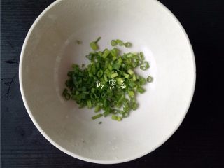 5、凉拌土豆片,再准备点葱花；