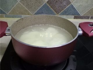 9、凉拌土豆片,放入土豆片煮熟；土豆片不要煮得太软了，太软了会没形状；