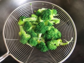 5、鲍鱼捞饭,西兰花焯水备用。