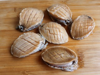 6、鲍鱼捞饭,鲍鱼表面打上菱形花刀，注意刀的深度，不要把鲍鱼切断了。